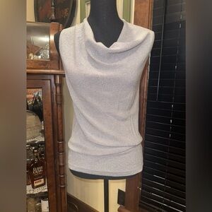 Euc "ANN TAYLOR" SILVER METALLIC NECK FOLDER  SWETER BLOUSE SLEVLESS